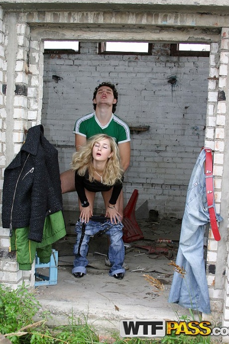 Блондинка занимается жестким аналом в заброшенном здании с незнакомцами 6