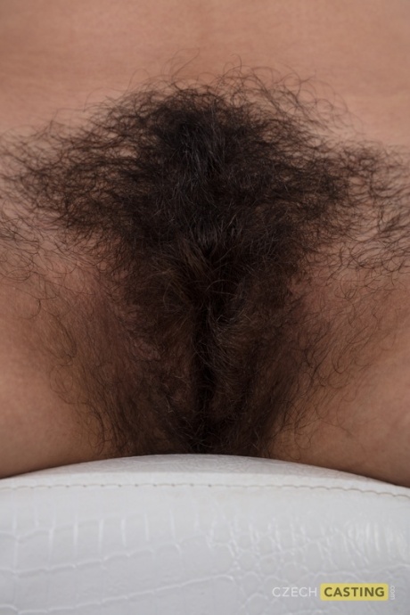 Новичок в черной мини-юбке стоит обнаженной на своей премьере обнаженной модели 20