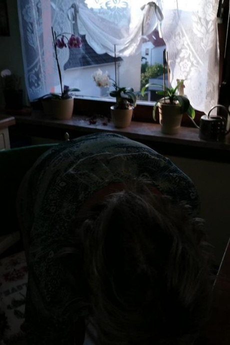 Возбужденная бабуля Каро засовывает банан в свою натуральную киску на кухонном стуле 12