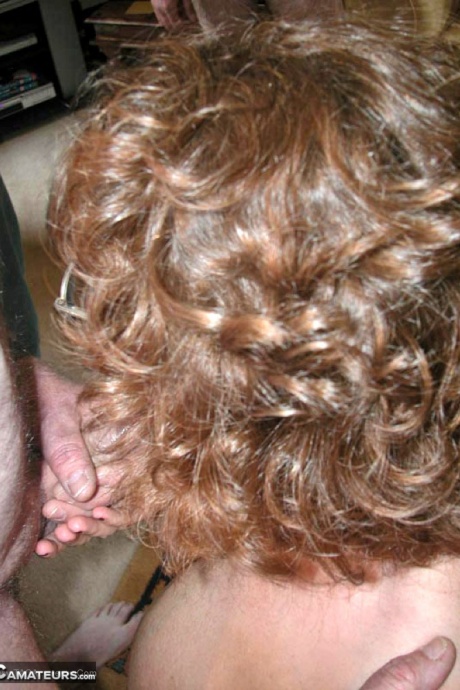 Любительская цыпочка Пышная Клэр и ее подружки сосут член стоя на коленях 12