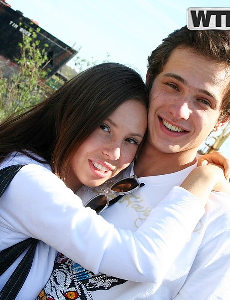 Брюнетка Свити Эбби и ее парень снимают домашнее секс-видео на берегу реки 1