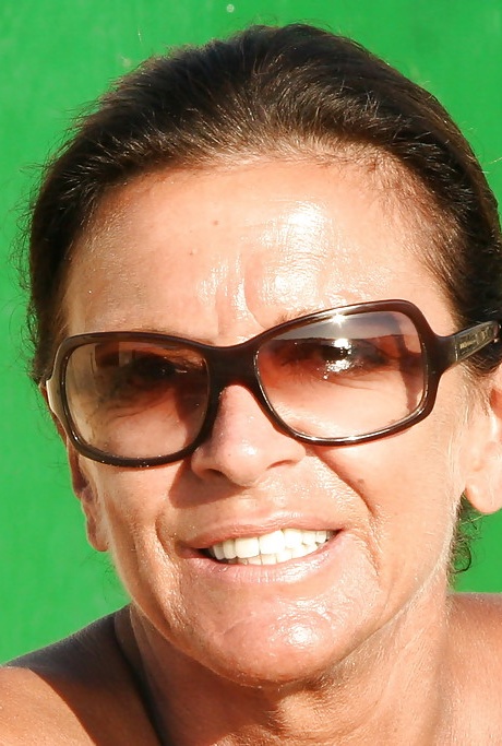 Обнаженная британка леди Сара демонстрирует проколотую зрелую киску на открытом воздухе на пляже 16