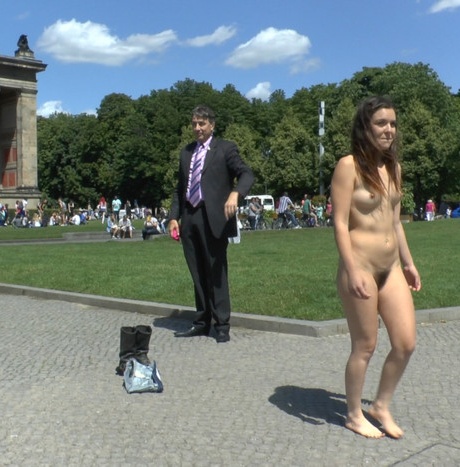 Кавказская девушка прогуливается обнаженной по площади, прежде чем заняться сексом на публике 2