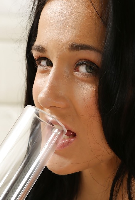 Грудастая девушка-подросток Николь Лав надула мясистые половые губы вакуумным насосом 5