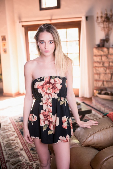 Белокурая фотомодель Кайлер Куинн занимается сексом на кожаном 