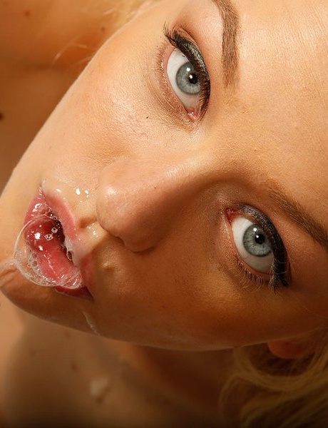 Блондинка-ботаничка Элли Рей снимает очки перед тем, как выплюнуть сперму после секса от первого лица 15