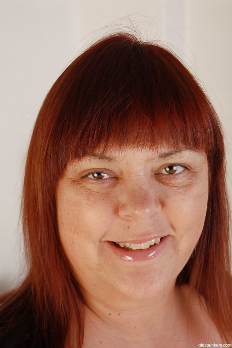 Очень толстая зрелая Джози показывает свои большие натуральные сиськи крупным планом 1