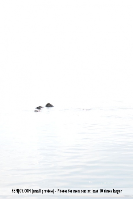 Милая молоденькая Элиза П позирует обнаженной среди деревьев, прежде чем отправиться в воду 16