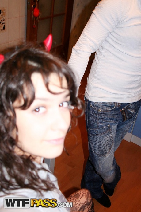 Занудная любительница надевает очки, снимая домашнее секс-видео 5