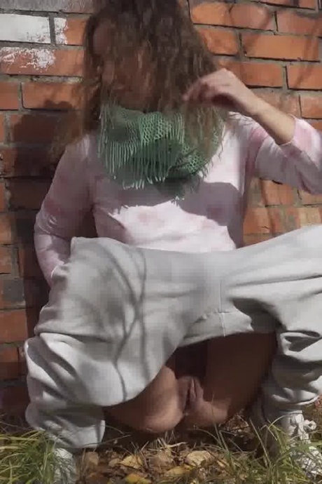 Белая девушка Рита отходит в туалет за заброшенным кирпичным зданием 9