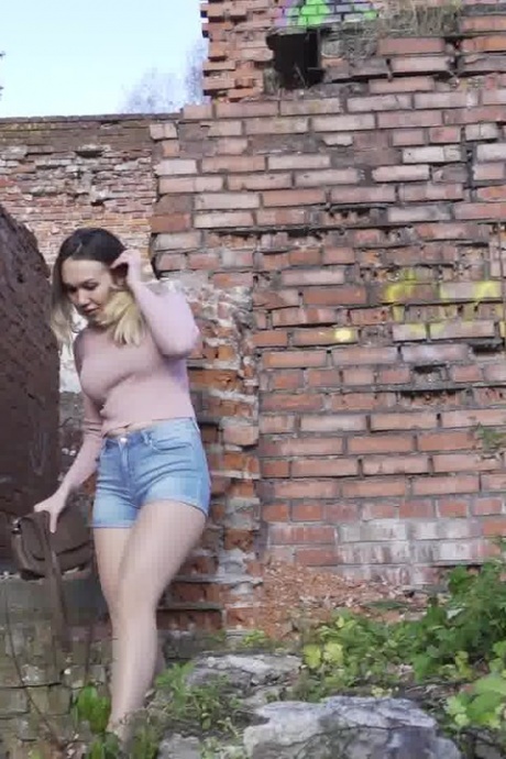 Белая девушка прячется за старым зданием, чтобы срочно отлить 15