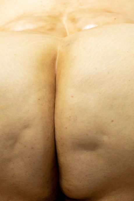 Тучная пожилая женщина мисс Дерзкая Чистюля выставляет свою массивную задницу на всеобщее обозрение 12