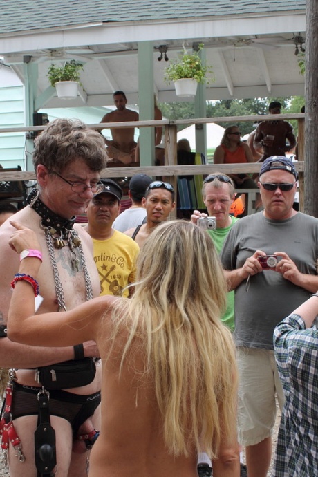 Девушки-любительницы выходят на сцену в клубе по выбору одежды 7