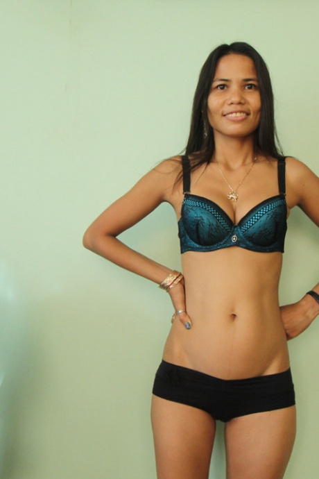 Азиатская любительница Энни сливает сперму со своего куста после траха от первого лица 2