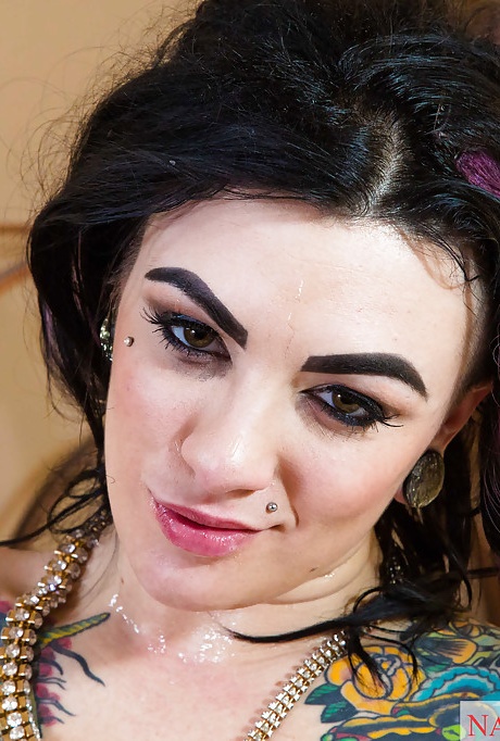 Жирная жена-брюнетка Скарлет Лавей показывает свой пирсинг, наслаждаясь кисками. 15