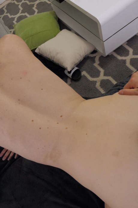 Грудастая британская любительница Маккензи Ли надевает чулки во время траха от первого лица 9