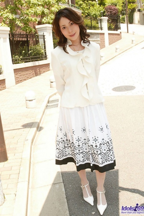 Японская цыпочка мастурбирует свою пизду через трусики перед трахом от первого лица 1