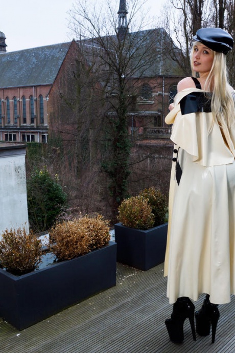 Горячая блондинка сверкает латексными подвязками, моделируя на открытом воздухе в резиновом наряде 16