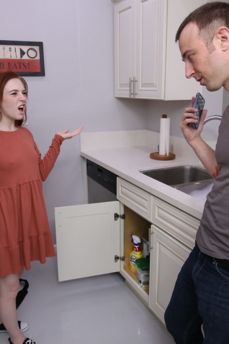 Молодая рыжеволосая Мади Коллинз вытирает сперму со своего подбородка после жесткого траха 1