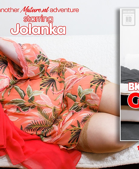 Старушка Йоланка мастурбирует вибратором после того, как. облизала сосок 11