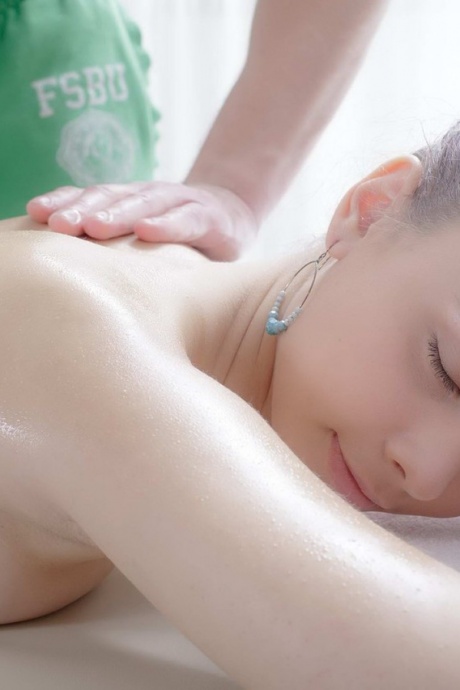Высокая молоденькая Мэри занимается сексом со своим массажистом во время обтирания на столе 5