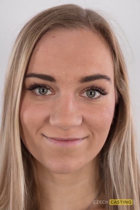 Высокая любительница Маркета стоит полностью одетая, а затем совершенно обнаженная сама по себе 1