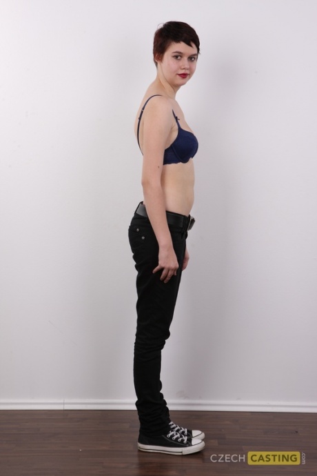 Пухленькая девушка с короткими волосами и красными губами впервые раздевается догола 5