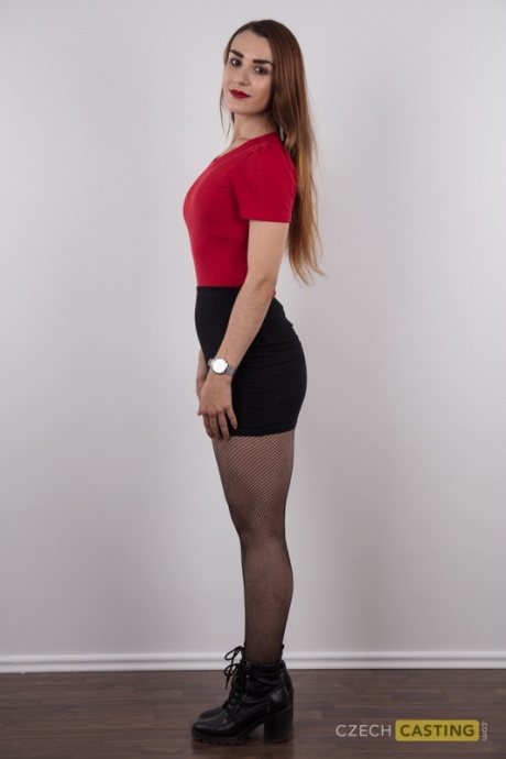 Новичок в черной мини-юбке стоит обнаженной на своей премьере обнаженной модели 3