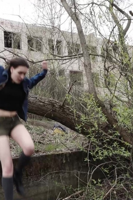 Расстроенная девушка отваживается залезть на ветку дерева, чтобы пописать 1