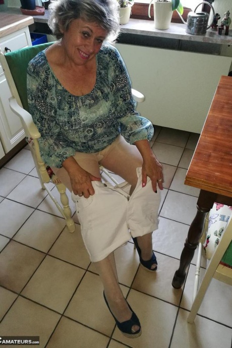 Возбужденная бабуля Каро засовывает банан в свою натуральную киску на кухонном стуле 17