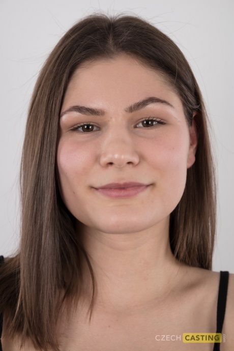 Брюнетка Тереза стоит обнаженной во время своего дебюта в обнаженном виде, прежде чем сесть 1