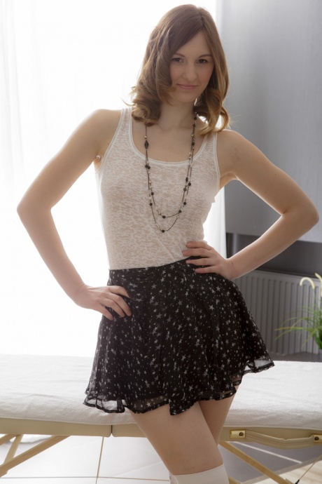 Обнаженная молодая женщина получает массаж, которого у нее никогда раньше не было 1