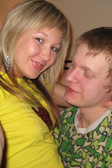 Симпатичная блондинка и ее парень делают селфи, трахаясь на кровати 5