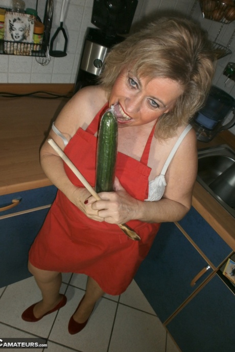 Распутная домохозяйка-любительница Каро не смогла удержаться от мастурбации на кухне 8