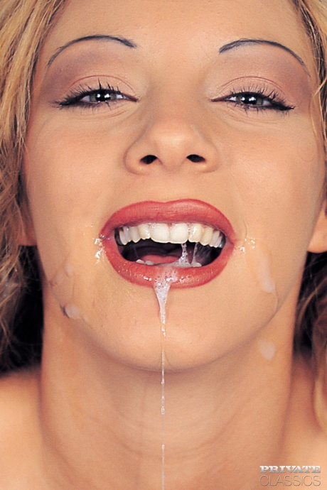 Порнозвезда Шэрон Эш выплескивает сперму изо рта после двойного проникновения 10