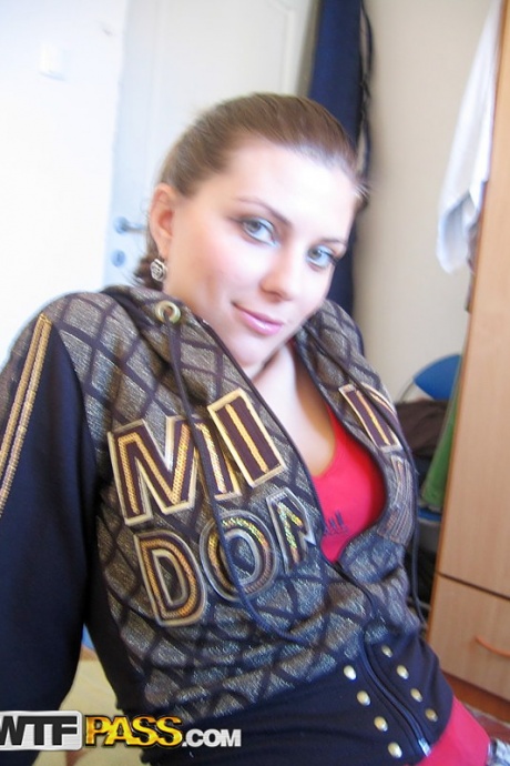 Грудастая любительница Лори пальчиком раздвигает свою киску после того, как разделась догола на своей кровати 1