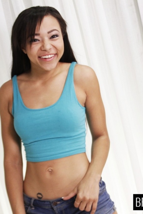 Чернокожая прядильщица Адриан Майя связывает свои запястья веревкой во время грубого секса 2