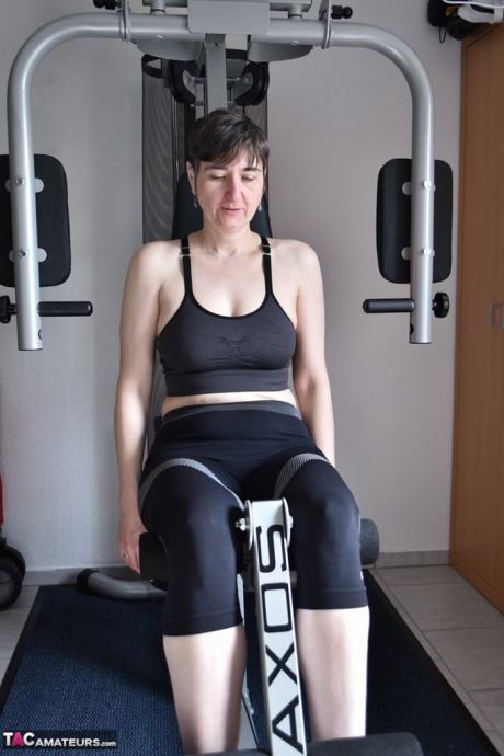 Подтянутая пожилая леди демонстрирует свои отвисшие сиськи во время тренировки в тренажерном зале 3