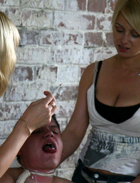 Жестокие русские девушки пытают голого мужчину в заброшенном здании 16