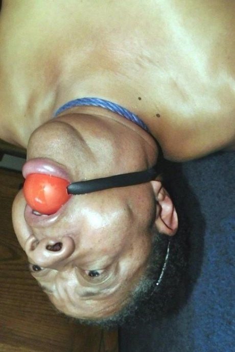 Полная негритянка Трикси борется с кляпом во рту, пока ее связывают 16