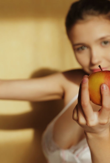 Красивая девушка-подросток показывает свои большие сиськи и лысую пизду, поедая фрукты 1