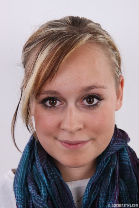 Пухленькая любительница стоит обнаженная после того, как сняла с себя одежду 1