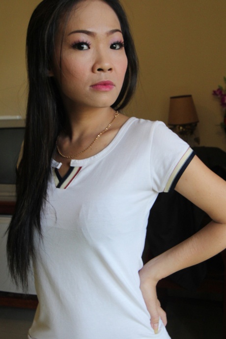 Азиатка с татуировкой бродяги трахается с секс-туристом в стиле POV 2