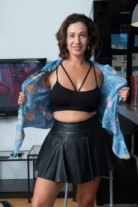 Грудастая любительница Гаджета раздевается на кухне, прежде чем поиграть со своим бобром 2