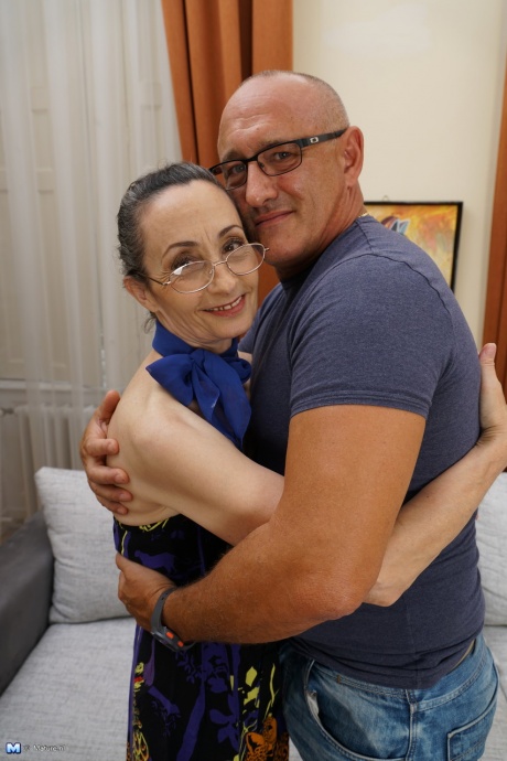 Возбужденная старая бабуля обнажает свое стройное тело для горячего траха по-собачьи 5