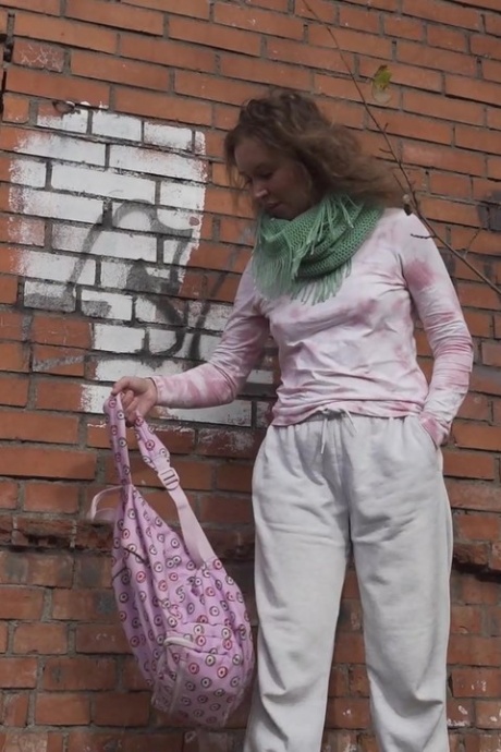 Белая девушка Рита отходит в туалет за заброшенным кирпичным зданием 2
