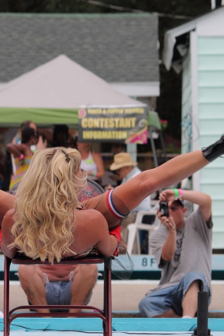 Девушки-любительницы выходят на сцену в клубе по выбору одежды 1