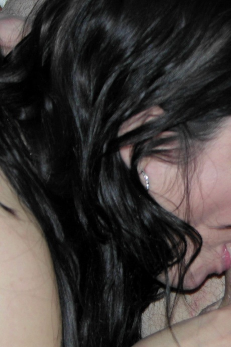 Любительская брюнетка-шлюха Джинджер, стоя на коленях, сосет длинный твердый член 10