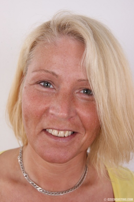 Зрелая мамочка Милена снимает с себя одежду для съемок в любительском порно кастинге 1