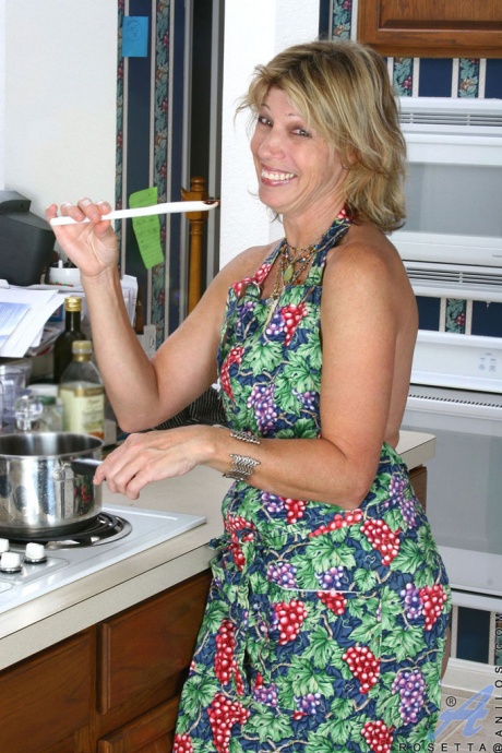 Пожилая домохозяйка намазывает себя шоколадом и засовывает ложку для смешивания в свою пизду 2